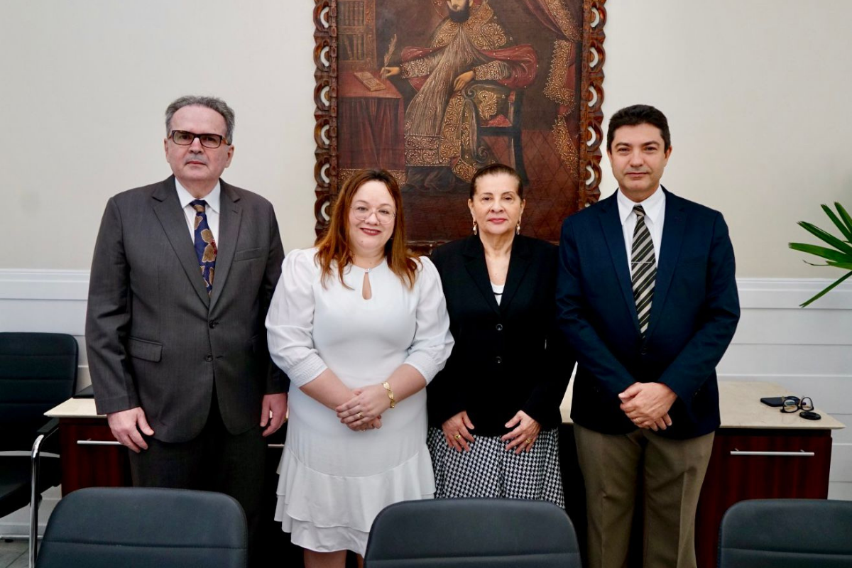 Desa. Fernanda Uchôa realiza assinatura de termo de posse de servidores do TRT-CE